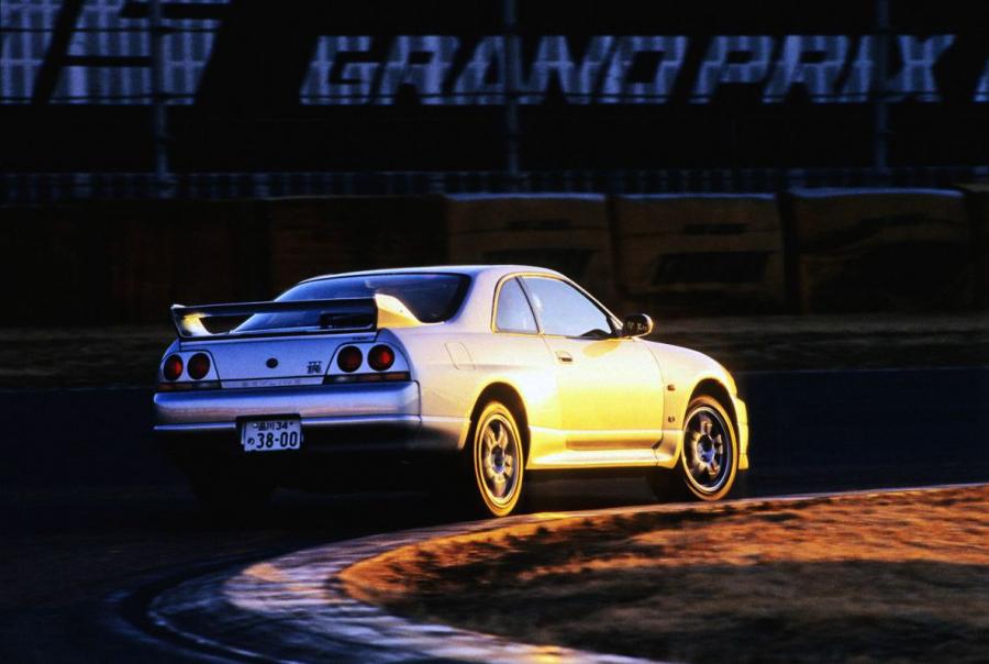  Nissan Skyline GT-R V-spec (BCNR33) 1995 года  (фото 3 из 16)